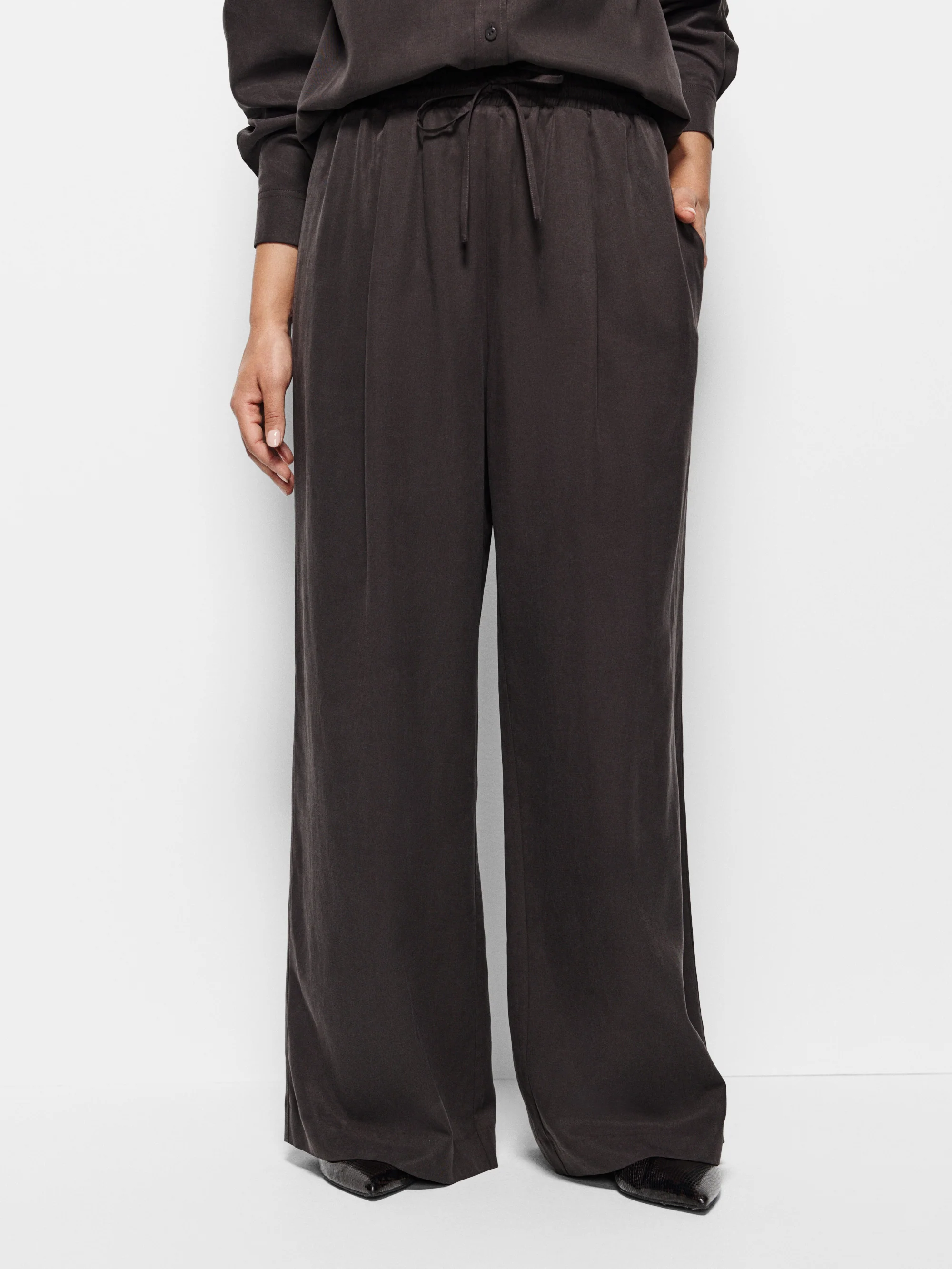 Megan Pant - Image 2