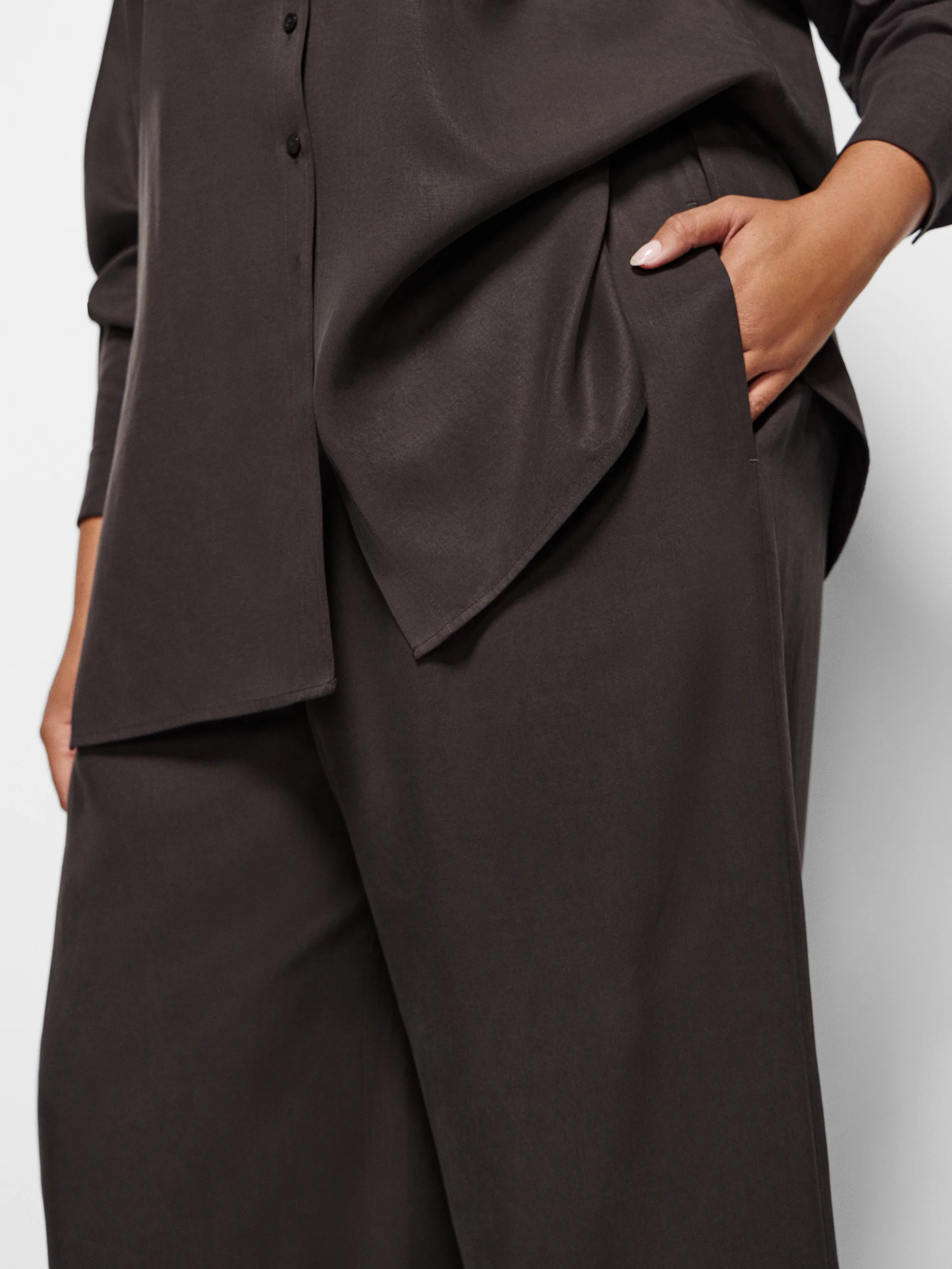 Megan Pant - Image 7