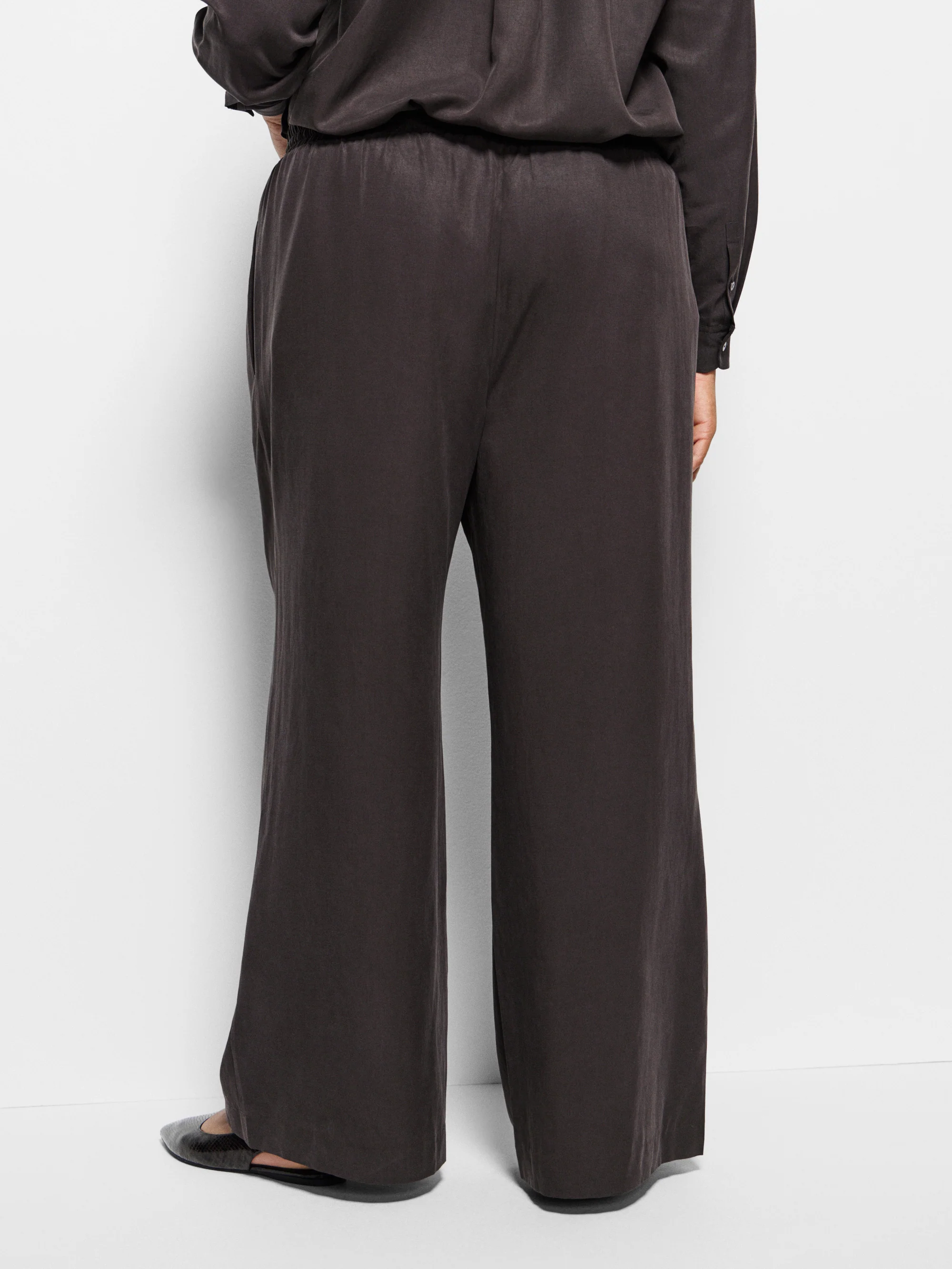 Megan Pant - Image 8