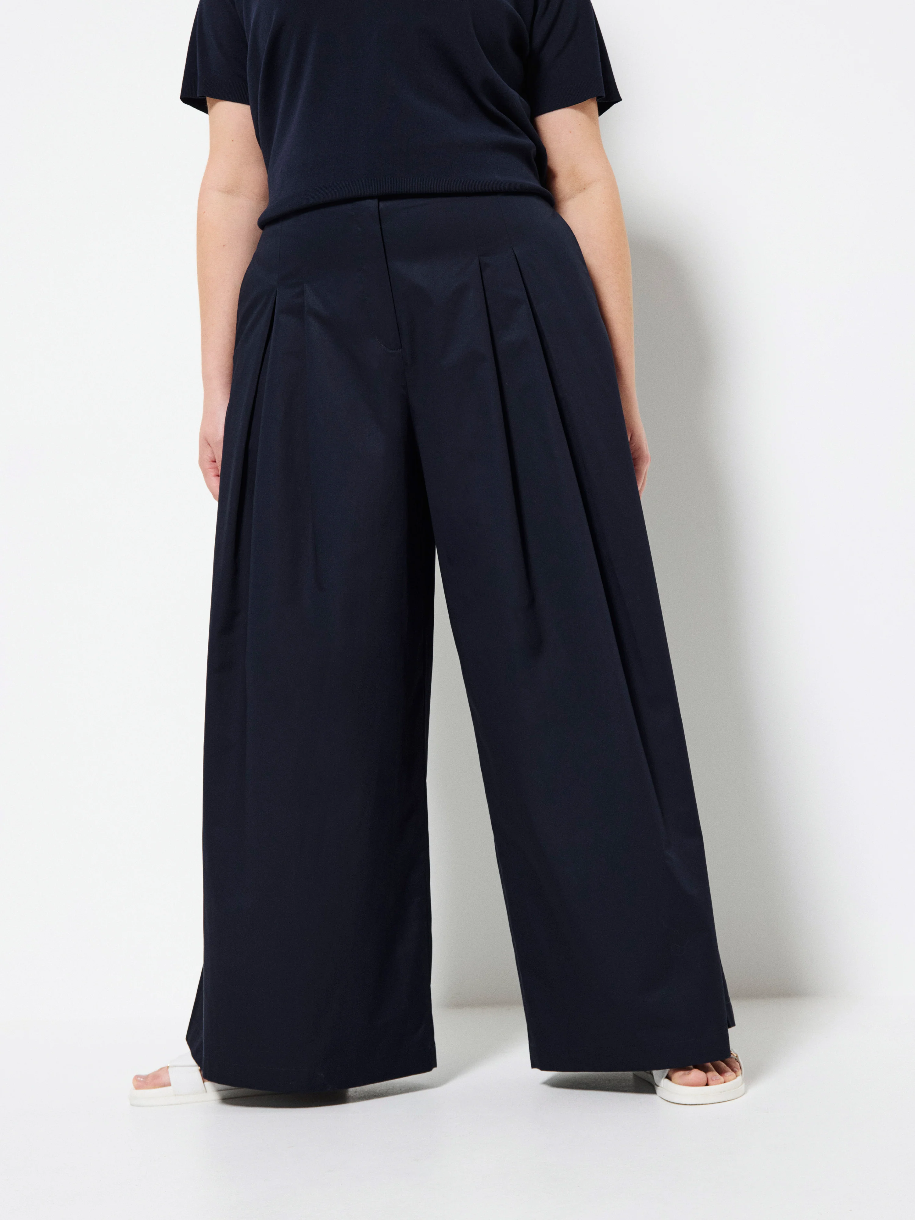 Mia Pant - Image 7