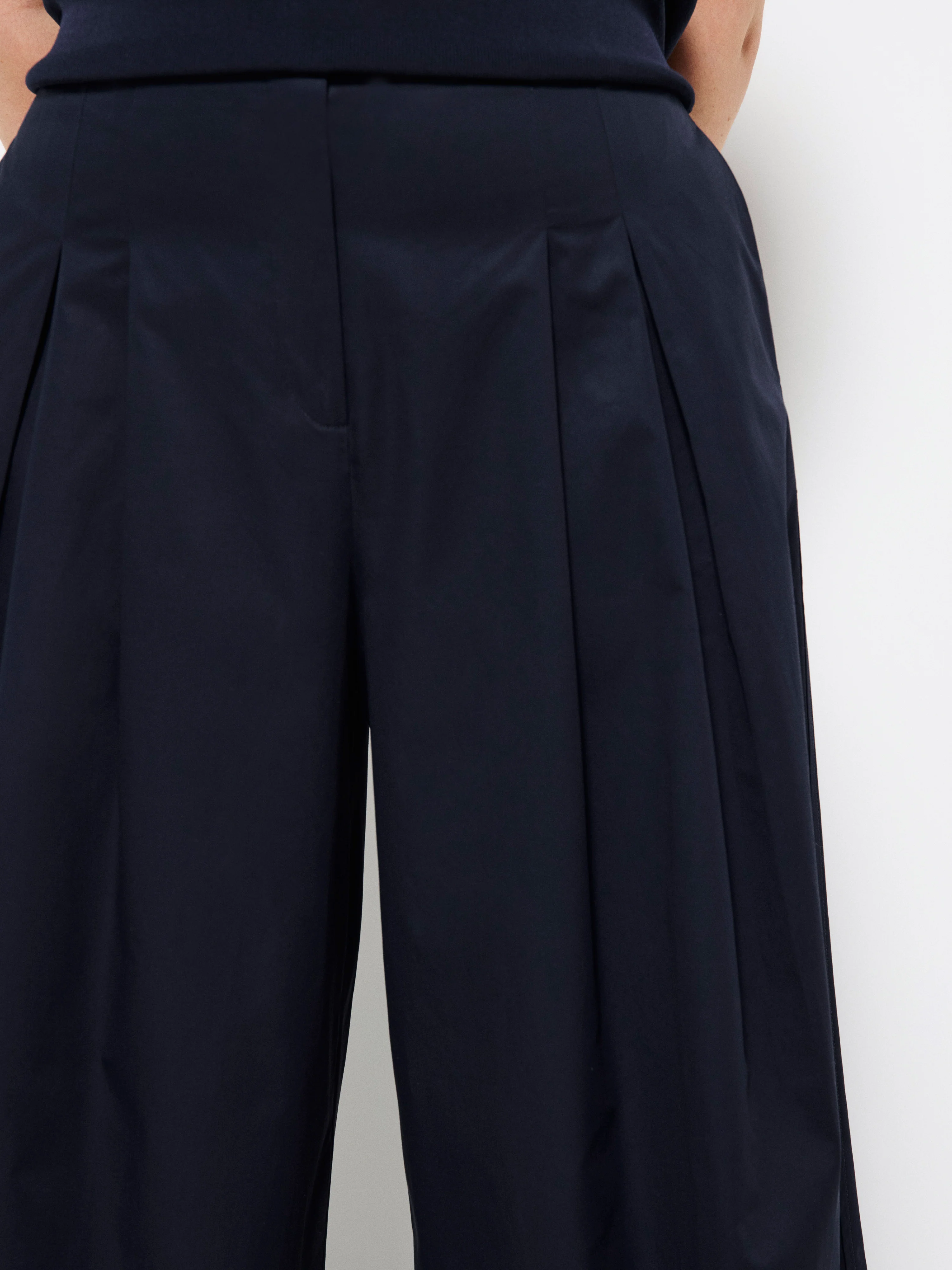 Mia Pant - Image 8