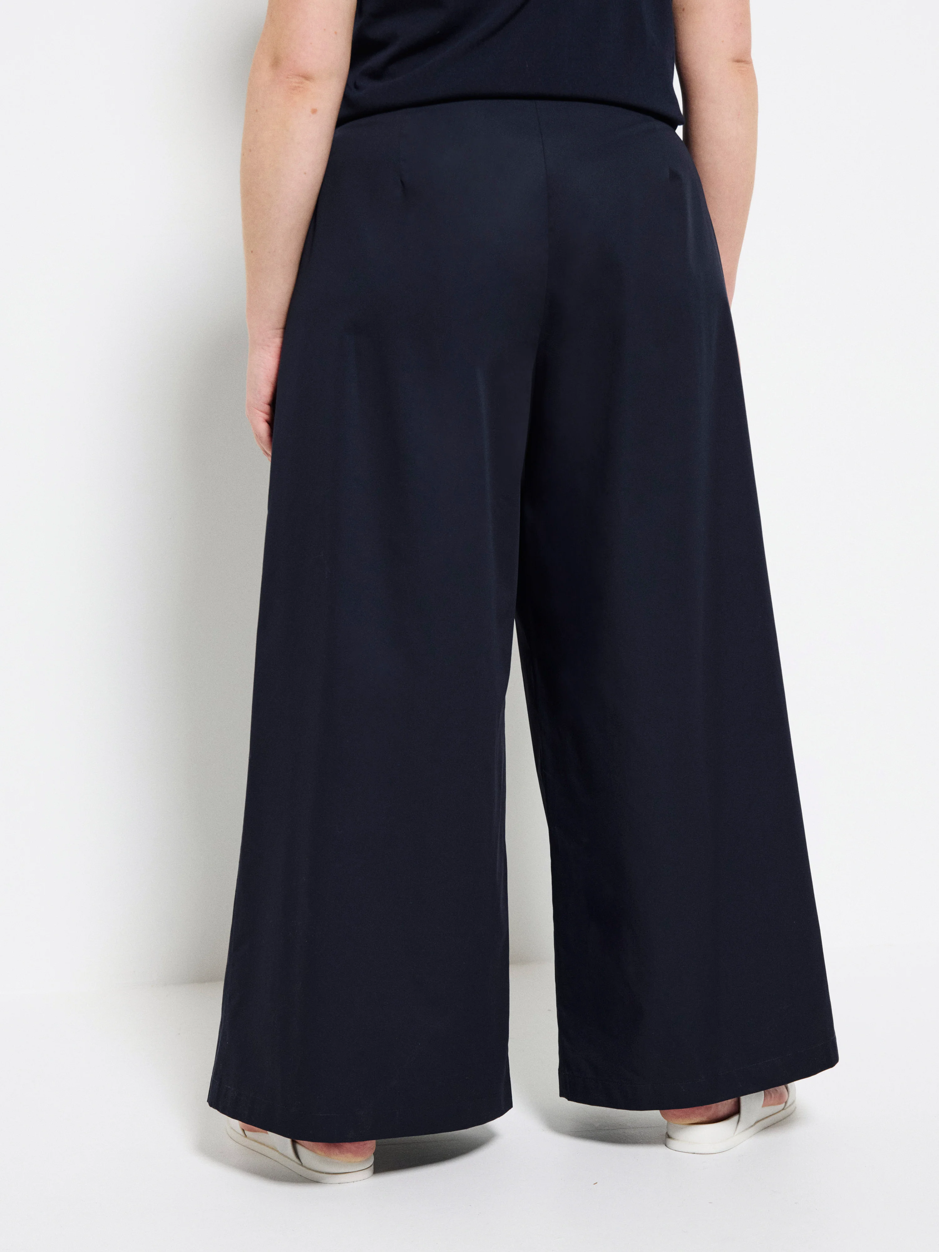Mia Pant - Image 9