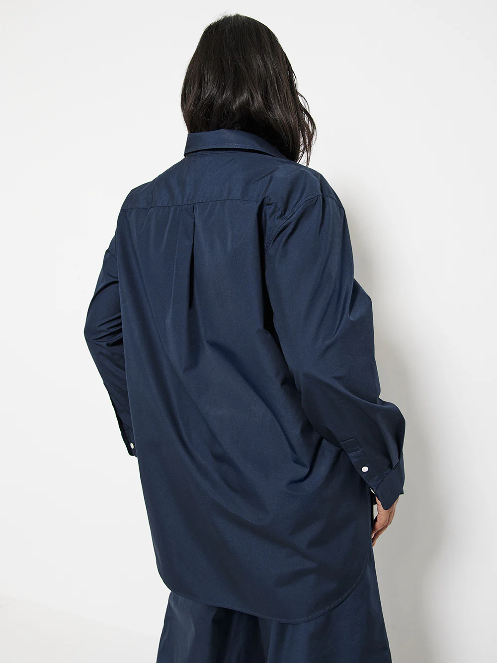 The Cotton Curved Hem Shirt - Image 10