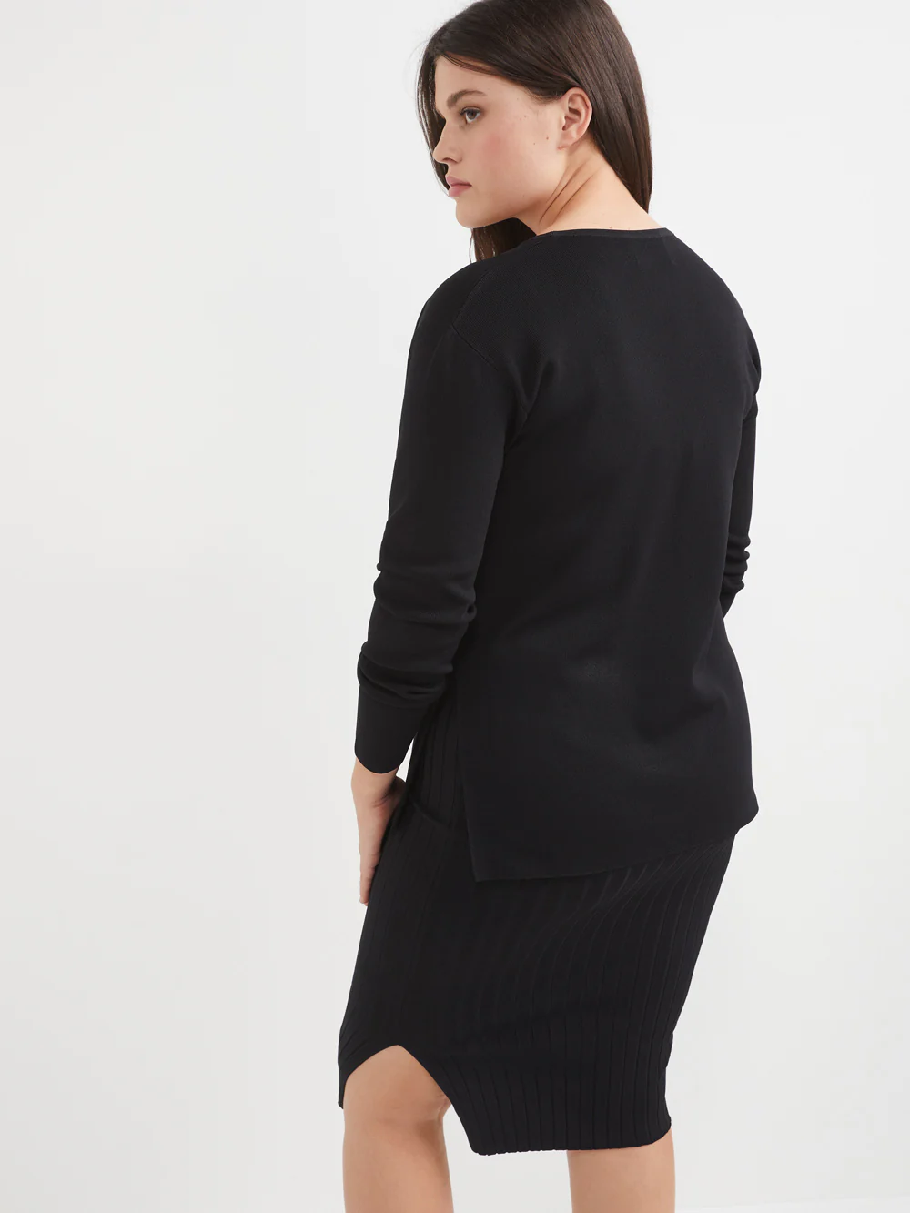 The Relaxed Milano V-Neck Pullover - Image 3