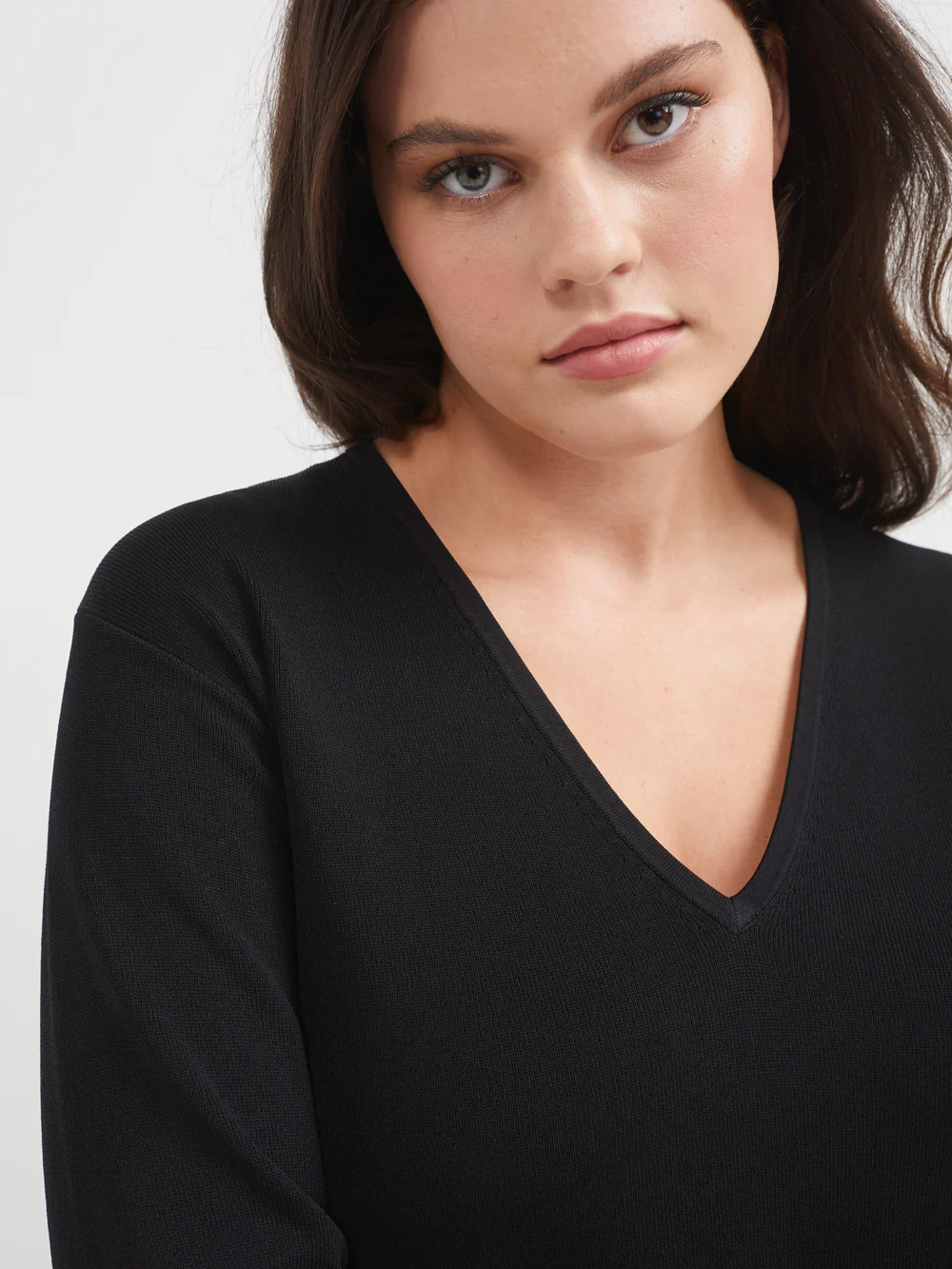 The Relaxed Milano V-Neck Pullover - Image 4