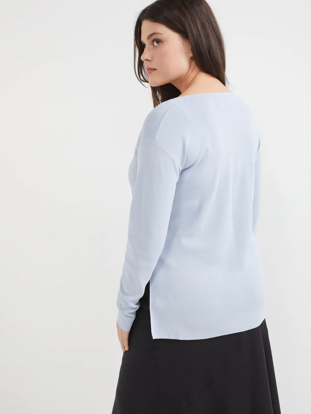 The Relaxed Milano V-Neck Pullover - Image 4